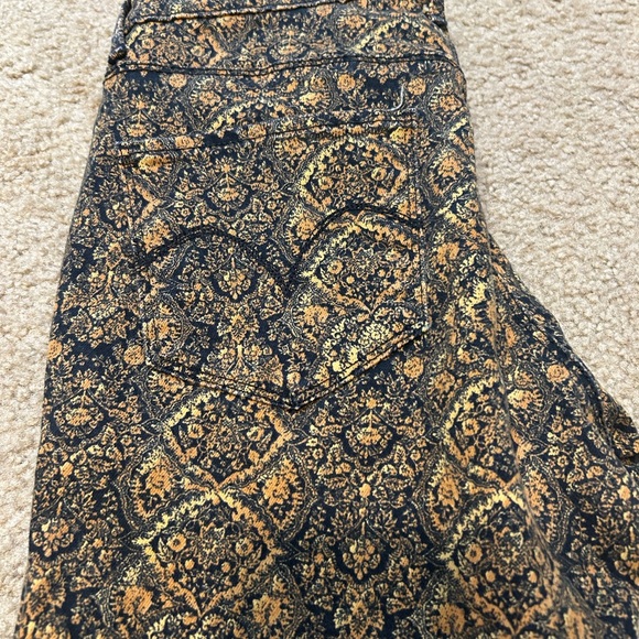 Patterned Levi’s - Picture 5 of 7
